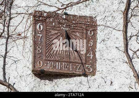 Sonnenuhr an der alten Scheunenmauer, Schloss Katlenburg, Katlenburg-Lindau, Landkreis Northeim, Niedersachsen, Deutschland Stockfoto