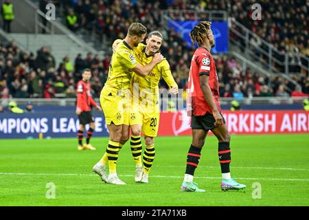 Mailand, Italien. November 2023. Niclas Fullkrug (14) und Marcel Sabitzer (20) von Borussia Dortmund feierten während des UEFA Champions League-Spiels zwischen AC Mailand und Borussia Dortmund in San Siro in Mailand. (Foto: Gonzales Photo/Alamy Live News Stockfoto