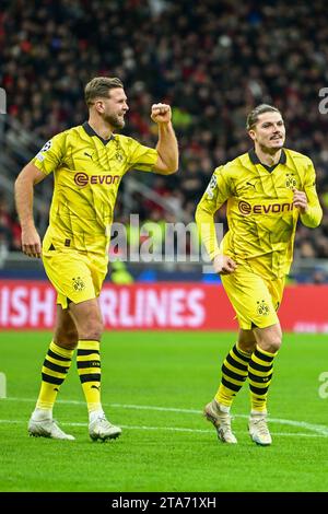 Mailand, Italien. November 2023. Niclas Fullkrug (14) und Marcel Sabitzer (20) von Borussia Dortmund feierten während des UEFA Champions League-Spiels zwischen AC Mailand und Borussia Dortmund in San Siro in Mailand. (Foto: Gonzales Photo/Alamy Live News Stockfoto