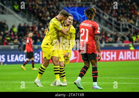 Mailand, Italien. November 2023. Niclas Fullkrug (14) und Marcel Sabitzer (20) von Borussia Dortmund feierten während des UEFA Champions League-Spiels zwischen AC Mailand und Borussia Dortmund in San Siro in Mailand. (Foto: Gonzales Photo/Alamy Live News Stockfoto