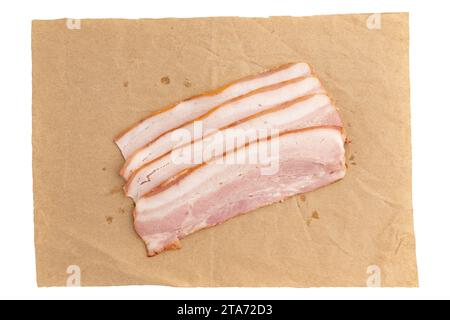 Makronaht flache Oberseite von frischem, ungekochtem Schweinebauchspeckfleisch, nahrhaftes Essen auf brauner Papierfolie, Stücke frischen Specks auf Pergamentpapier Stockfoto