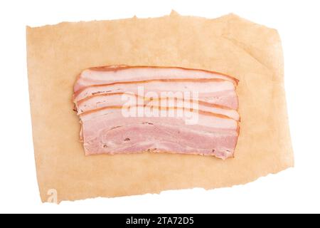 Makronaht flache oberste Schicht frisches, ungekochtes Schweinebauchspeckfleisch, nahrhaftes Essen auf brauner Papierfolie, Stücke frischen Specks auf Pergamentpap Stockfoto