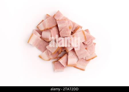 Haufen geschnittener roher geräucherter Speck isoliert auf weißem Hintergrund, Schweinefleischstreifen, Verpackungsdesign-Element, Ansicht von oben Stockfoto