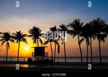 Palmen und Rettungsschwimmer am Copacabana Beach bei Sonnenaufgang Stockfoto