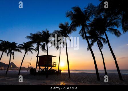 Palmen und Rettungsschwimmer am Copacabana Beach bei Sonnenaufgang Stockfoto