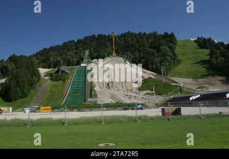 Garmisch Partenkirchen, Deutschland. Juli 2007. Garmisch-Partenkirchen, Deutschland 14. Juli 2007 hier der Blick auf die Baustelle im Olympia Skistadion, wo die neuen großen Olympiastadion, Skisprungschanze, Sprungschanze gebaut wird, Neubau nach der Sprengung der alten Schanze, ein Kran oben auf dem Vorbau, Aufsprunghang Credit: dpa/Alamy Live News Stockfoto