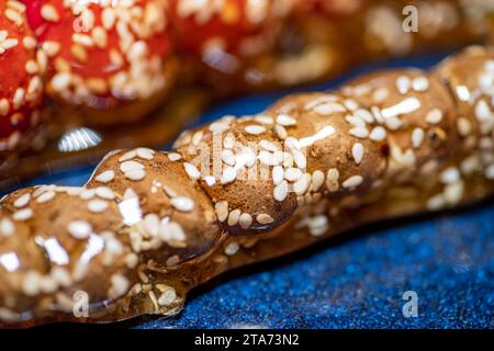 Zuckerüberzogene Hagebutten auf einem Stock, traditionelles chinesisches Essen, Street Food Stockfoto