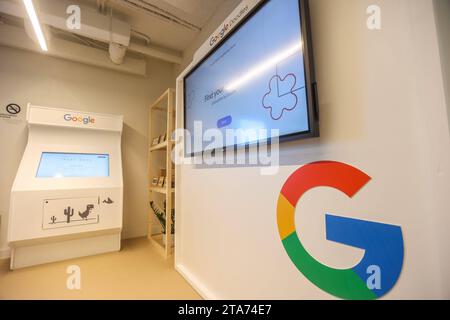 29 de noviembre del 2023 (malaga ) Google ha abierto en Málaga su Centro de Ingeniería de Seguridad (GSEC por sus siglas en inglés), un espacio desde el que se pretende beitrag a una Europa más segura en el ámbito de la ciberseguridad con el trabajo conjunto de la Compañía con expertos, académicos, empresas y gobiernos del continente.UNOS 70 trabajadores, casi el 90% de VirusTotal, van a trabajar en el GSEC de Málaga, un Centro que se ubica en el antiguo edificio del Gobierno Militar en la ciudad y que estaba en desuso desde los años 90. Construido en los 50, se trata de un enclave privileg Stockfoto