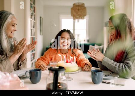 Happy Girl genießt und feiert Geburtstag mit Familie zu Hause Stockfoto