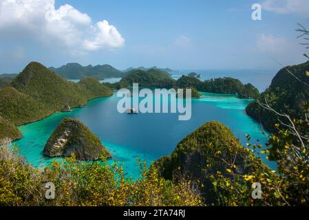 Tourboot ankert in einer tropischen Lagune, Wayag, Raja Ampat, West Papua, Indonesien Stockfoto