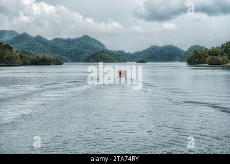 Rückansicht eines Schnellbootes, das zwischen Inseln, Wayag, Raja Ampat, West Papua, Indonesien segelt Stockfoto