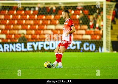 Oakwell Stadium, Barnsley, England - 28. November 2023 Jamie McCart (26) von Barnsley - während des Spiels Barnsley gegen Wycombe Wanderers, Sky Bet League One, 2023/24, Oakwell Stadium, Barnsley, England - 28. November 2023 Credit: Arthur Haigh/WhiteRosePhotos/Alamy Live News Stockfoto