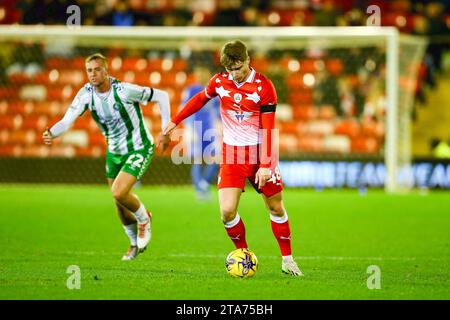 Oakwell Stadium, Barnsley, England - 28. November 2023 Luca Connell (48) von Barnsley - während des Spiels Barnsley gegen Wycombe Wanderers, Sky Bet League One, 2023/24, Oakwell Stadium, Barnsley, England - 28. November 2023 Credit: Arthur Haigh/WhiteRosePhotos/Alamy Live News Stockfoto