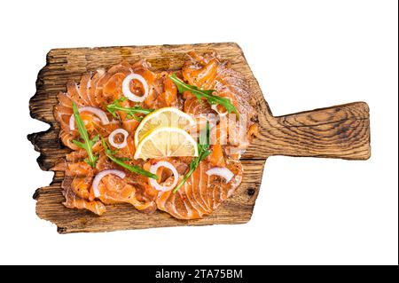 Köstliche Lachscarpaccio-Scheiben mit Zwiebeln und Rucola auf einem Holzbrett. Isolierter, weißer Hintergrund Stockfoto