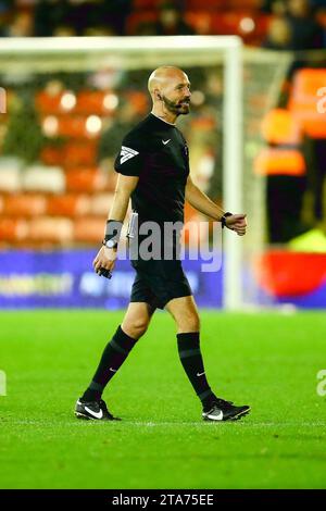 Oakwell Stadium, Barnsley, England - 28. November 2023 Schiedsrichter Darren Drysdale - während des Spiels Barnsley gegen Wycombe Wanderers, Sky Bet League One, 2023/24, Oakwell Stadium, Barnsley, England - 28. November 2023 Credit: Arthur Haigh/WhiteRosePhotos/Alamy Live News Stockfoto