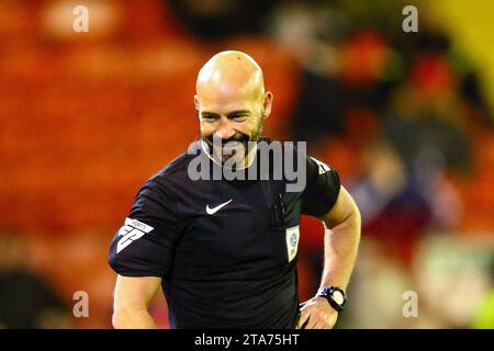 Oakwell Stadium, Barnsley, England - 28. November 2023 Schiedsrichter Darren Drysdale - während des Spiels Barnsley gegen Wycombe Wanderers, Sky Bet League One, 2023/24, Oakwell Stadium, Barnsley, England - 28. November 2023 Credit: Arthur Haigh/WhiteRosePhotos/Alamy Live News Stockfoto