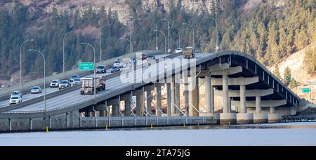 Der Verkehr fährt über die Brücke über den Okanagan Lake, Kelowna, British Columbia, Kanada Stockfoto