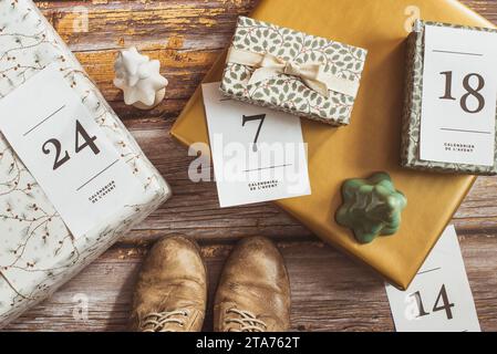 Draufsicht einer Frau, die vor Geschenken für einen Adventskalender steht Stockfoto