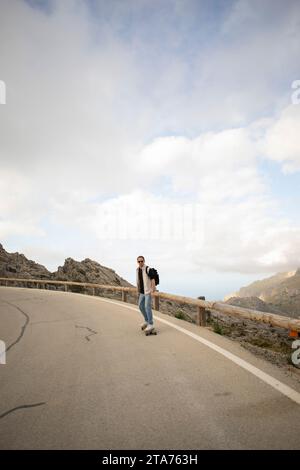 Reifer Mann Skateboarding auf der Straße gegen den Himmel Stockfoto