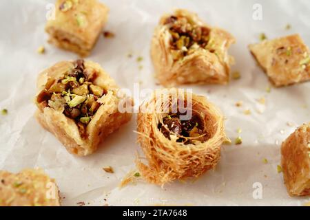 Verschiedene Baklava- oder Baklawa-Sorten mit Nüssen, selektiver Fokus Stockfoto