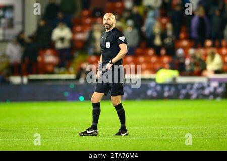 Oakwell Stadium, Barnsley, England - 28. November 2023 Schiedsrichter Darren Drysdale - während des Spiels Barnsley gegen Wycombe Wanderers, Sky Bet League One, 2023/24, Oakwell Stadium, Barnsley, England - 28. November 2023 Credit: Arthur Haigh/WhiteRosePhotos/Alamy Live News Stockfoto