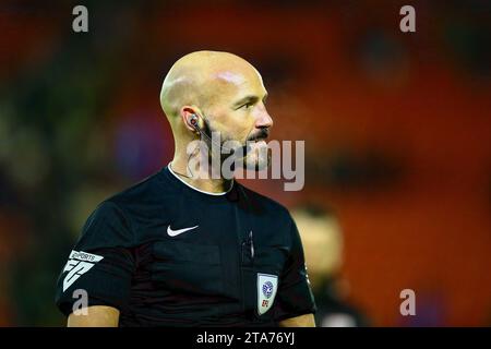 Oakwell Stadium, Barnsley, England - 28. November 2023 Schiedsrichter Darren Drysdale - während des Spiels Barnsley gegen Wycombe Wanderers, Sky Bet League One, 2023/24, Oakwell Stadium, Barnsley, England - 28. November 2023 Credit: Arthur Haigh/WhiteRosePhotos/Alamy Live News Stockfoto