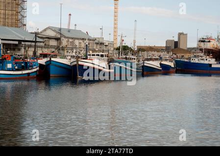 Der ruhige Hafen von Kapstadt ist gespickt mit stationären Fischerbooten, die einen Moment lang im pulsierenden Seehandel der Stadt einkehren Stockfoto