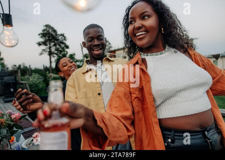 Glückliche Freunde, die während der Party zusammen tanzen Stockfoto