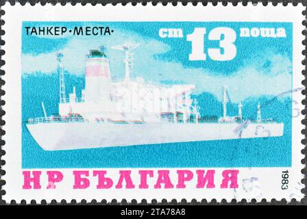 Gestempelte Briefmarke von Bulgarien, die Tanker 'Mesta' zeigt, um 1983. Stockfoto