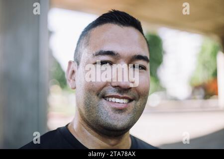 Porträt eines lächelnden Mannes mit Schweiß im Gesicht nach dem Training Stockfoto