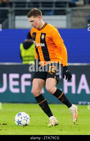 Hamburg, Deutschland. November 2023. Mykola Matvienko (Schachtar Donezk, #22) GER, Schachtar Donezk gegen Royal Antwerpen FC, Fussball, Champions League, Gruppe H, Spieltag 5, Saison 2023/2024, 28.11.2023 Foto: Eibner-Pressefoto/Marcel von Fehrn Credit: dpa/Alamy Live News Stockfoto