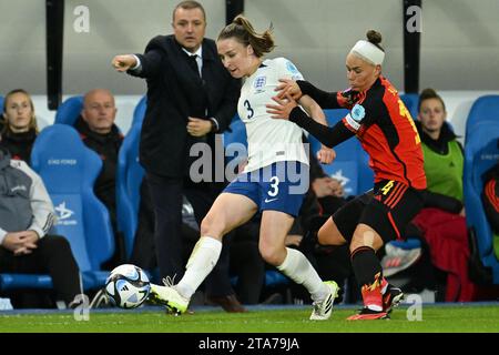 Niamh Charles (3) von England und Jassina Blom (14) von Belgien kämpfen um den Ball während eines Fußballspiels zwischen der belgischen Frauennationalmannschaft, den Red Flames und England . die Lionesses wurden am 4. Spieltag 2023-24 in der UEFA Women's Nations League in der Gruppe A1, am Dienstag, den 31. Oktober 2023 in Leuven, Belgien, genannt. Foto Stijn Audooren | Sportpix Stockfoto