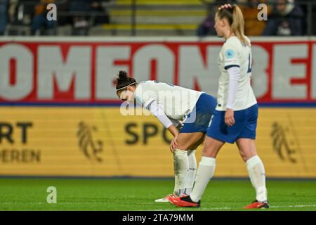 Leuven, Belgien. 31. Oktober 2023. Lucy Bronze (2) aus England, die bei einem Fußballspiel zwischen der belgischen Frauennationalmannschaft, den Red Flames, und England, am 4. Spieltag der UEFA Women's Nations League 2023-24 in der Gruppe A1, am Dienstag, den 31. Oktober 2023 in Leuven, enttäuscht und enttäuscht aussah. Belgien. Foto Stijn Audooren | Credit: Sportpix/Alamy Live News Stockfoto