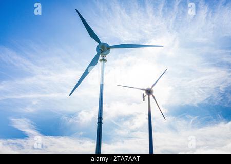 Die großen und kleinen Windturbinen von Ecotricity in Lynch Knoll, Nympsfield, Gloucestershire, England, Großbritannien Stockfoto