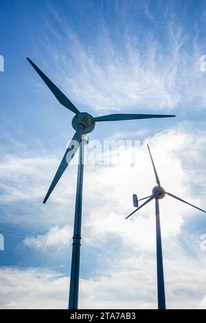 Die großen und kleinen Windturbinen von Ecotricity in Lynch Knoll, Nympsfield, Gloucestershire, England, Großbritannien Stockfoto