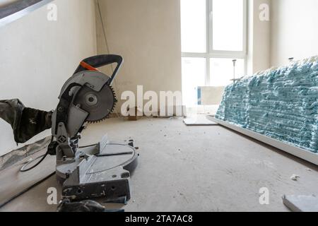 Großes, möbliertes Badezimmer in einem luxuriösen Haus mit Fliesenboden, Dusche, Badewanne und Blick auf das Hauptschlafzimmer Stockfoto