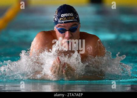 Simone Cerasuolo von GS Fiamme Oro tritt am 29. November 2023 in den 100 m Brustschlägen der Männer bei den italienischen Schwimmwintermeisterschaften im Stadio del Nuoto in Riccione (Italien) an. Stockfoto