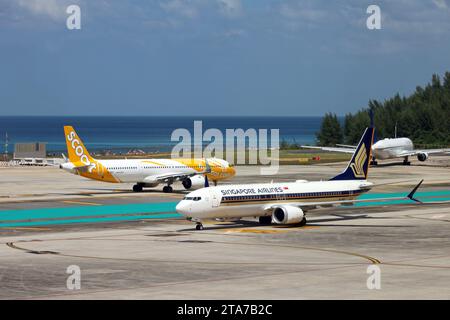 Flugzeuge auf der Start- und Landebahn des internationalen Flughafens Phuket Stockfoto