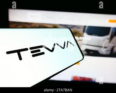 Smartphone mit Logo des britischen Elektrofahrzeug-Unternehmens Tevva Motors Limited vor der Business-Website. Fokussieren Sie sich auf die linke Mitte des Telefondisplays. Stockfoto