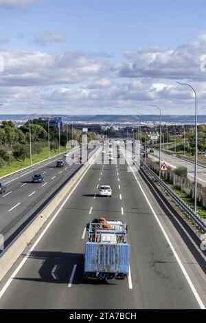 Über die Autobahn A2 erreichen Sie Madrid in einer Stunde entspannten Verkehrs an einem Tag mit bewölktem Himmel Stockfoto