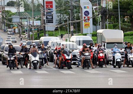 Leute, die Motorräder auf der Stadtstraße fahren Stockfoto