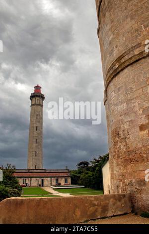 Neuer Leuchtturm von Baleines de l'île de Ré, der zwischen 1849 und 1854 an der Spitze der Insel gebaut wurde, und die Mauer des alten Leuchtturms aus dem Jahr 1682. Stockfoto