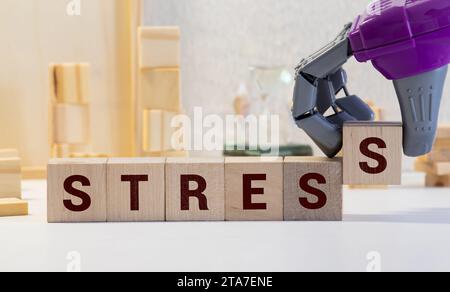 Das Wort betont ein Schild aus Holzblöcken in einem hellen Raum auf einem Tisch. Stockfoto