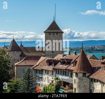 Blick auf das Schloss von der Stadtmauer in Murten in der Schweiz Stockfoto