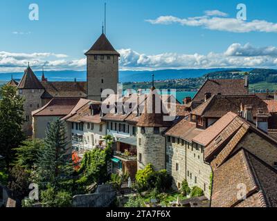 Blick auf das Schloss von der Stadtmauer in Murten in der Schweiz Stockfoto