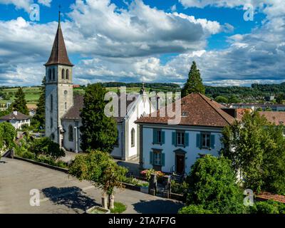 Blick auf die Kirche von der Stadtmauer in Murten, Schweiz Stockfoto