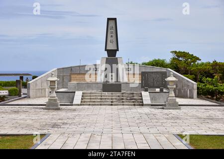 Turm von Omi (近江の塔), Denkmal für die Kriegstoten, errichtet 1964 mit Unterstützung der Präfektur Shiga, Okinawa Peace Prayer Park, Itoman, Okinawa, Japan Stockfoto