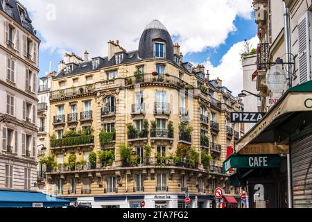 Blick auf ein typisches und elegantes Wohngebäude in Montparnasse, Paris Stadtzentrum, Frankreich, mit schmiedeeisernen Geländern und Balkonen Stockfoto