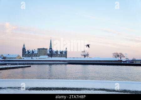 Schloss Kronborg in Helsingoer mit Schnee bedeckt Mittwoch, 29. November 2023. Stockfoto