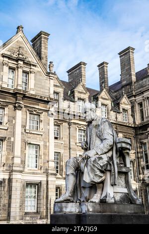 Statue von George Salmon von John Hugues, irischer Mathematiker und Theologe, Propst des Trinity College, Campus des Trinity College Dublin, Irland Stockfoto